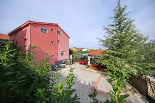 Pirovac - apartmajska hiša v bližini morja