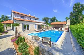 Opremljena samostojna vila z bazenom