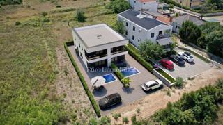 Dve polovici hiše z bazenom - novogradnja v Privlaki