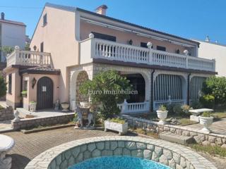 Senj, hiša z dvema apartmajema in garažo
