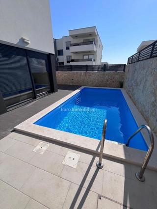 Novalja - apartma z dvoriščem in bazenom, blizu plaže