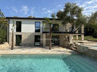 Hiša s 3 apartmaji in bazenom blizu morja