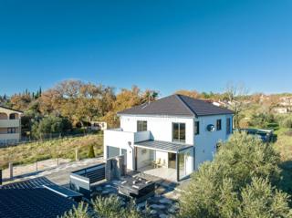 Moderna hiša z ogrevanim bazenom - Pomer