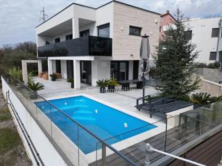 Crikvenica - hiša z bazenom in gradbenim zemljiščem