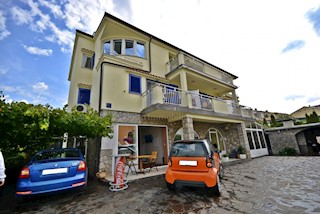 Samostojna hiša s petimi apartmaji in poslovni prostor