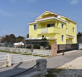 Kuća sa tri apartmana, blizina mora