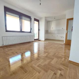 Donja Dubrava - prenovljeno stanovanje s parkiriščem