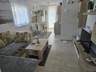 Apartma z balkonom v bližini morja