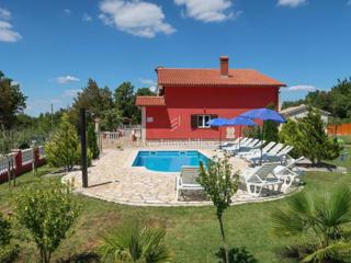 Prostorna Družinska Hiša z Bazenom pri Labinu