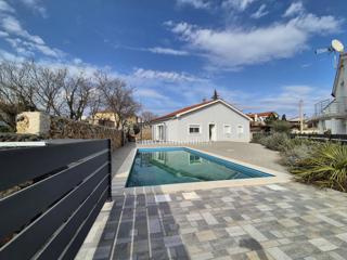 Samostojna hiša z bazenom