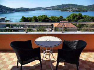 Tisno - stanovanje v družinski hiši s čudovitim pogledom na morje