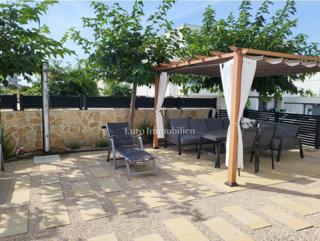 Novalja - apartma z velikim dvoriščem blizu plaže