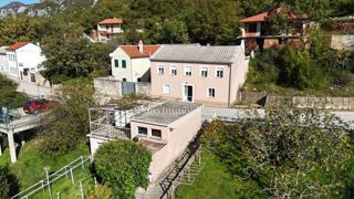 Očarljiva hiša s pogledom na morje v mirnem zaledju Crikvenice