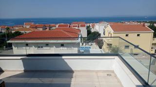 Novalja - apartma s strešno teraso in jacuzzijem