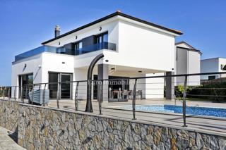 IZJEMNA PRILOŽNOST!! Moderna vila s pogledom morje