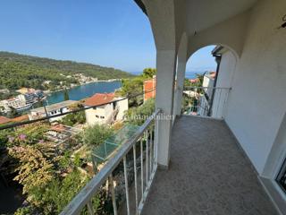 Šolta - hiša z gospodarskim poslopjem