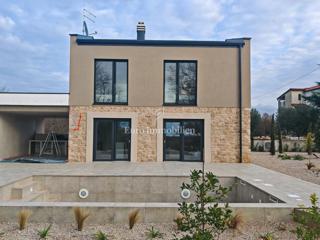 Hiša z bazenom na mirni lokaciji, v bližini Novigrada