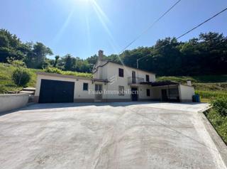 Hiša s prostornim dvoriščem, Cerovlje, Istra