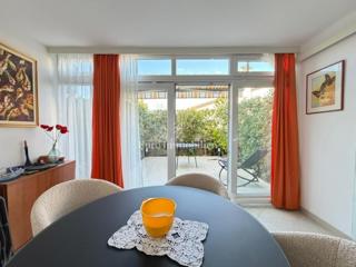 Gajac - stanovanje z dvema terasama in vrtom, blizu morja