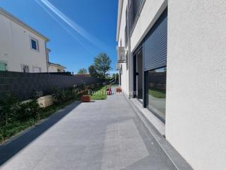 Poreč - Dvojček z 200 m2 vrta, 1,5 km od morja