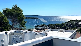Penthouse na Rabu s sanjsko strešno teraso – Le 250 m od plaže