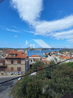 NAPRODAJ – Stanovanje v središču Šibenika s parkiriščem in pogledom!