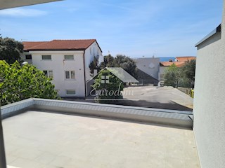 Mandre, otok Pag – dvosobno stanovanje z razgledom na morje in vrtom, 350 m od plaže
