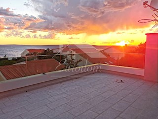 ČUDOVIT APARTMA 135 m², 80M OD MORJA, Z GARAGO