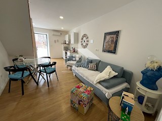 NAPRODAJ – Hiša s tremi apartmaji v starem jedru Šibenika!