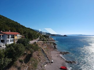 Hiša s 4 Apartmaji na Prodaj – Prva Vrsta ob Morju v Svetem Jurju