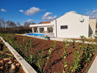 Istra, okolica Rovinja, prekrasna prizemnica s bazenom