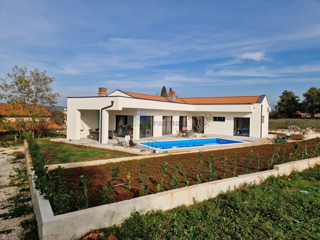 Istra, okolica Rovinja, prekrasna prizemnica s bazenom