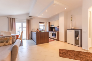 Poreč, moderno opremljeno 3-prostorsko stanovanje + zemljišče 140 m2 - le 2,5 km od morja