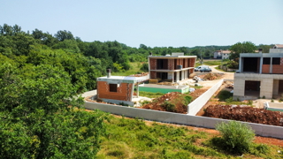 &quot;Villa Black Beauty&quot; čaka na svojega novega lastnika, zgrajena po metodi gradnje &quot;ključ v roke&quot;.