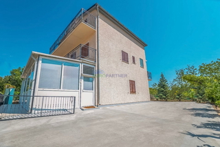 Novigrad, samostojna hiša s tremi stanovanji