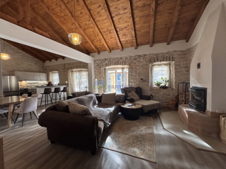 Kamnita hiša z vrtom v okolici Umaga