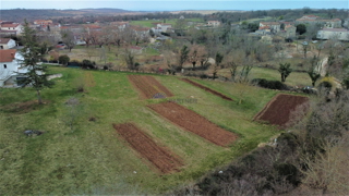Čudovita parcela velikosti 975m2 v bližini Višnjana!
