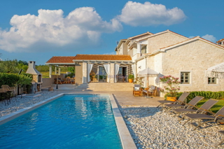 Čudovita mediteranska vila, 12 km od Poreča