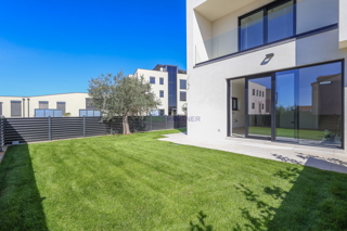 Moderna kuća u nizu u blizini mora i grada Poreča