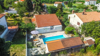 Enonadstropna hiša z razgledom na morje, 10 km od Poreča