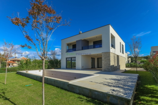 Samostojna luksuzna vila s pogledom na morje