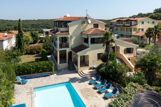 Redka priložnost: velika vila z apartmaji v bližini morja