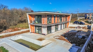 Vila v gradnji z bazenom / "Villa Black Beauty"