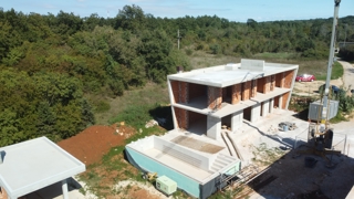 Vila v gradnji z bazenom / "Villa Black Beauty"