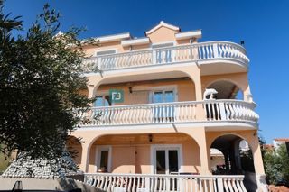 VODICE, samostojna hiša, 7 apartmajev, dvorišče