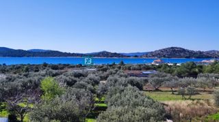 TRIBUNJ, novo, 1. nadstropje, 400 m do plaže, pogled na morje