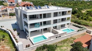 TRIBUNJ, novo, 2. nad., 400 m do plaže, pogled na morje