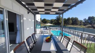 VODICE, nova, opremljena samostojna hiša, bazen, dvorišče, strešna terasa, klet