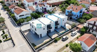 VODICE, nova, pravkar dokončana, moderna hiša, dvorišče, 2 parkirni mesti
