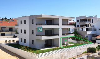 VODICE, novogradnja, 300 m od plaže, pritličje, vrt 121 m2